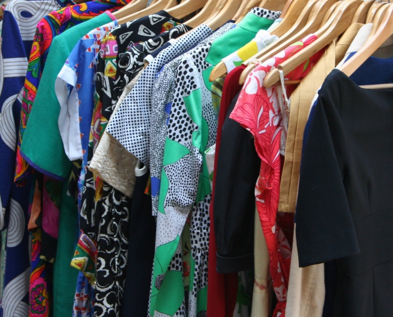 ecommerce-ROQUEBRUNE CAP MARTIN-min_dresses_apparel_clothing_clothes_clothes_hangers_wooden_hangers_retail_shop_closet-1149845
