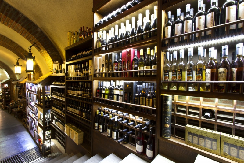 ecommerce-ROQUEBRUNE CAP MARTIN-min_world_street_travel_shop_canon_georgia_wine_bottles-429767